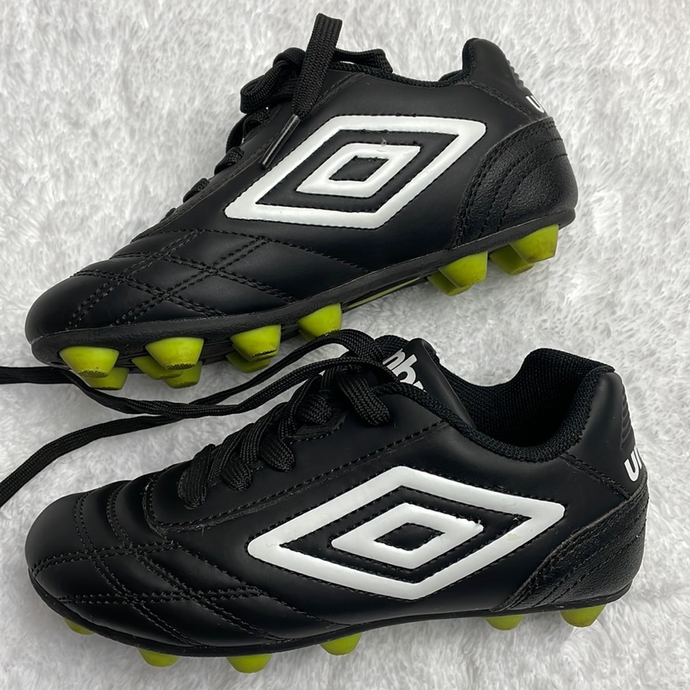 Umbro Boy soccer Clit Size Youth 11 PRE OWN